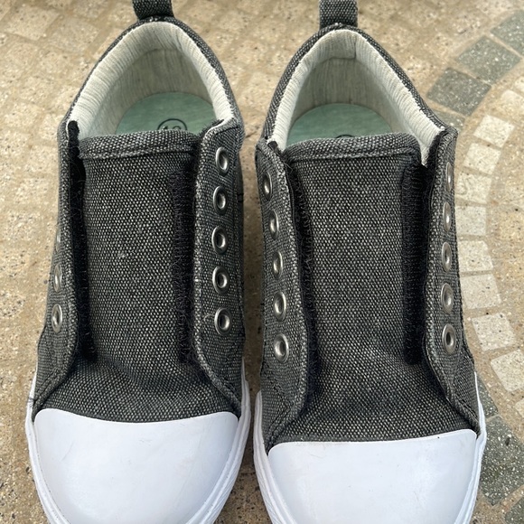 Cat and jack size 12 gently worn shoes - Picture 2 of 6